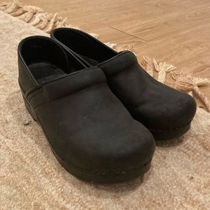 Black Leather Danskos (size 39)